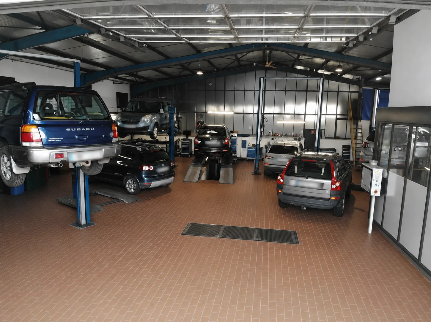 Werkstatthalle des Autohaus Houtrouw mit Fahrzeugen auf Hebebühnen